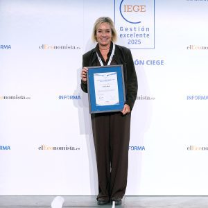 Rosa Maria Lleal recoje el certificado