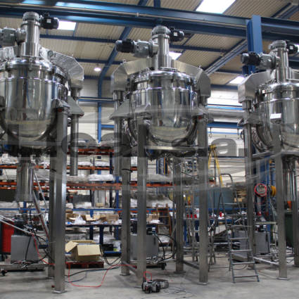 Tres reactors TRI-AGI 1.000 amb doble motorització per a la contra rotació. Equips preparats per treballar amb pressió interior.