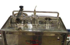 Detall de la tapa d'un mesclador de bandes MB-70 amb doble camisa d'escalfament-refredament i amb sistema injector de líquids.