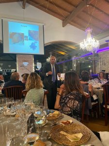 El dr. Javier Cortés Castán durante su exposición en la Cena Contigo 21