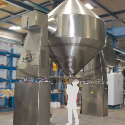 Mesclador de sòlids bicònic BC-12000 amb capacitat útil de 8.000 litres, equipat amb cèl·lules de càrrega muntades entre les bancades i el suplement de bancades. Equip destinat a la fabricació de productes farmacèutics.