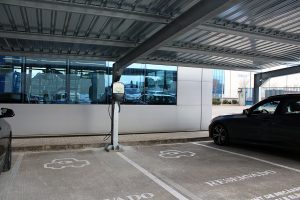 Vista de una estación de carga para vehículos eléctricos instalada en parking.